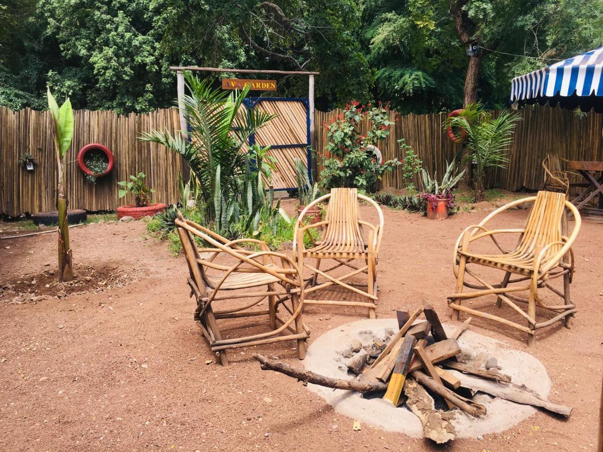 Ava Garden Backpackers Apartment Mto wa Mbu ภายนอก รูปภาพ